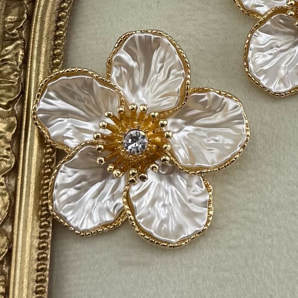 Ivory Floral Statement Earrings – Vintage-Inspired Elegance - Picture 6 of 13